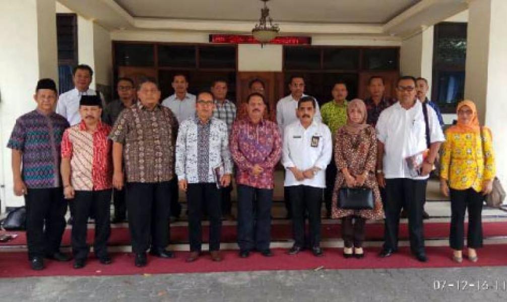 Pemprov Jatim Tertarik Kerjasama Industri Perkelapaan Dengan Pemkab Inhil