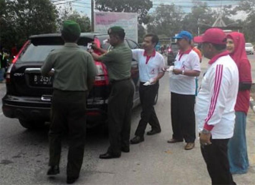 Peringatan Hari HIV/AIDS di Pelalawan, KPA dan TNI Gelar Aksi Simpatik
