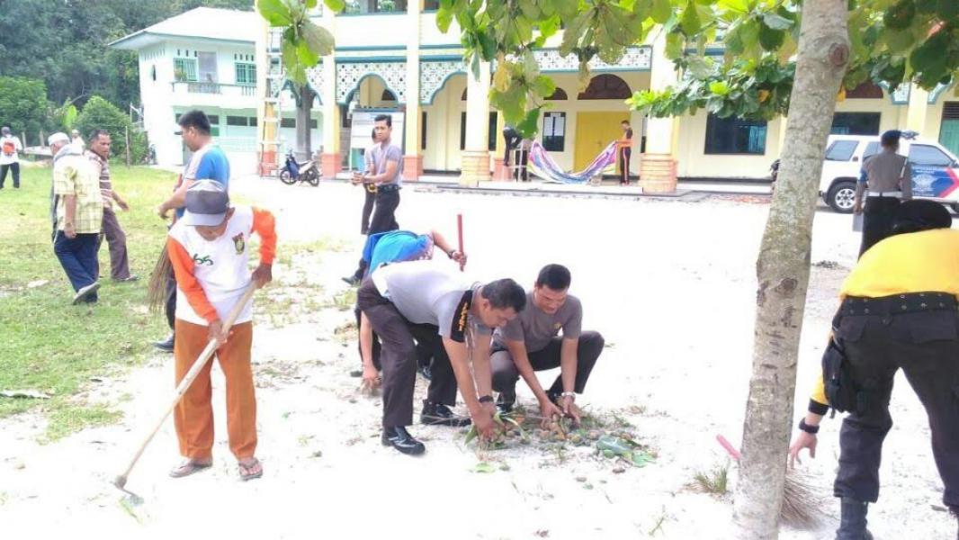Polres Kampar Gelar Bakti Sosial dan Gotong Royong di Mesjid Al-Mukhlisin Desa Muara Uwai