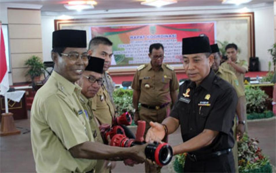 Rohil Dapat Bantuan 1 Unit Mobil Damkar dan Alat Pemadam