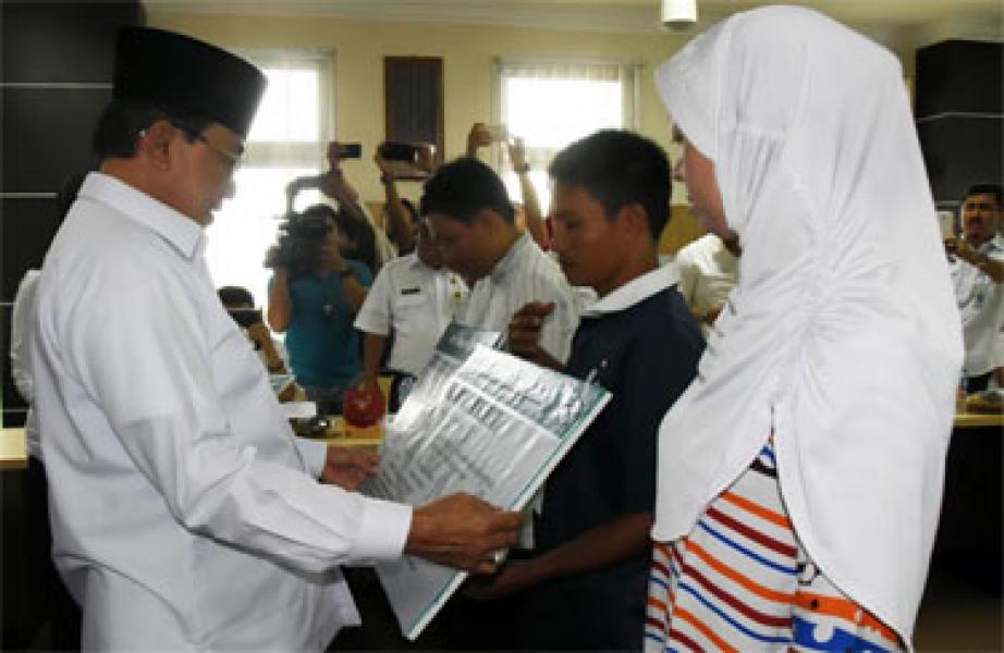 Serahkan Kartu JKN-KIS, Ini Harapan Bupati Wardan