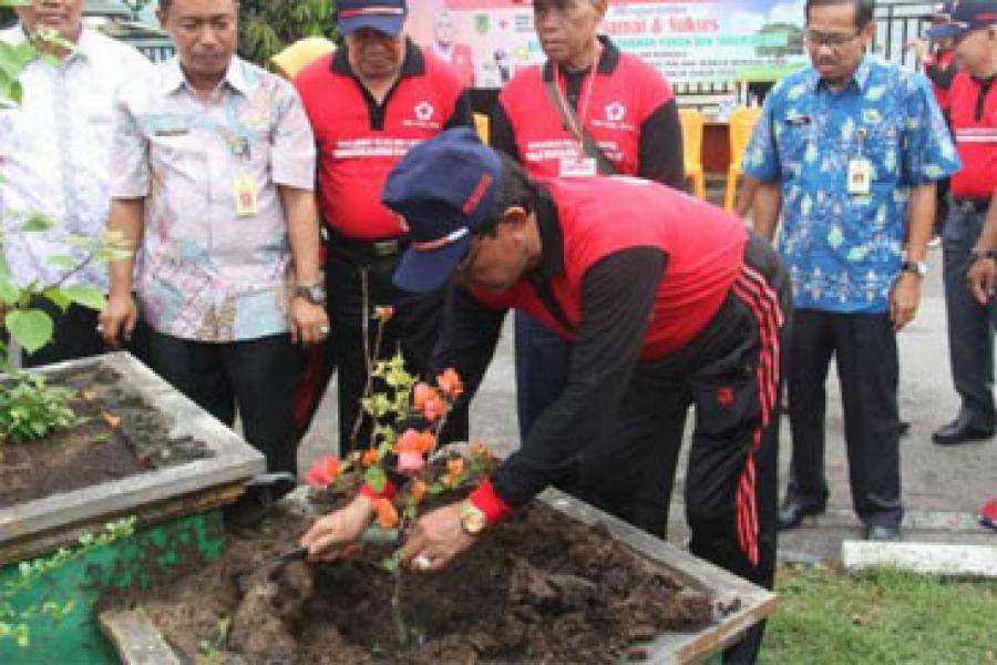 Sukseskan Jumbara PMR, Bupati Wardan Tanam Bunga di jalan Swarna Bumi dan Veteran Tembilahan