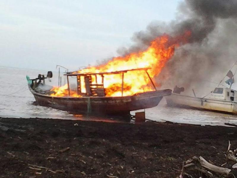Tak Boleh Nelayan Lain Tangkap Ikan di Wilayahnya, Nelayan Muntai Bakar Kapal
