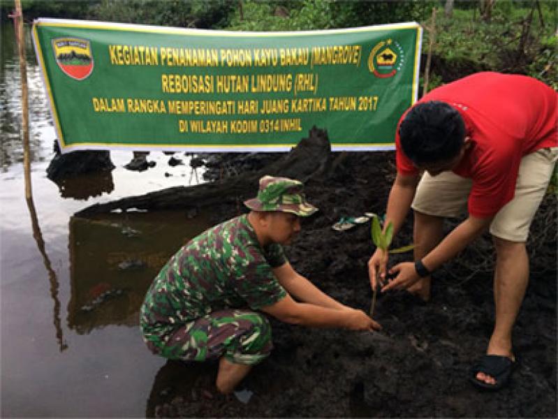 Anggota Koramil 08/Mandah Bersama Masyarakat Tanam Pohon Bakau 