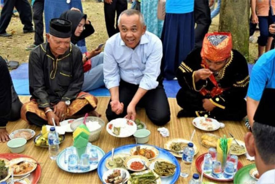 Beralaskan Tikar, Gubri Makan Bajambau Bersama Warga Dusun Teluk Jering Kampar