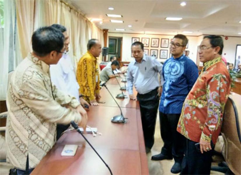 Bupati Inhil Minta Pusat Terbitkan Regulasi Penetapan Harga Terendah Komoditas Kelapa