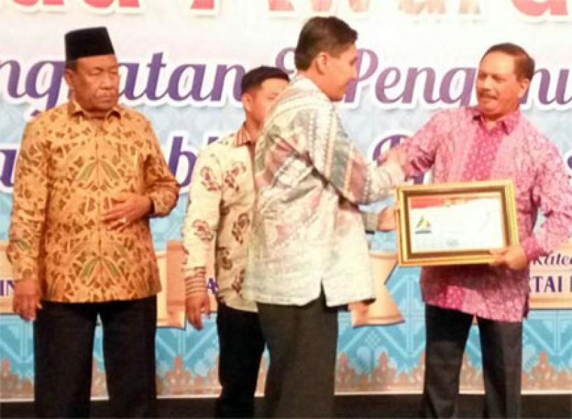 Bupati Inhil Terima Award Pelopor Keterbukaan Informasi Publik