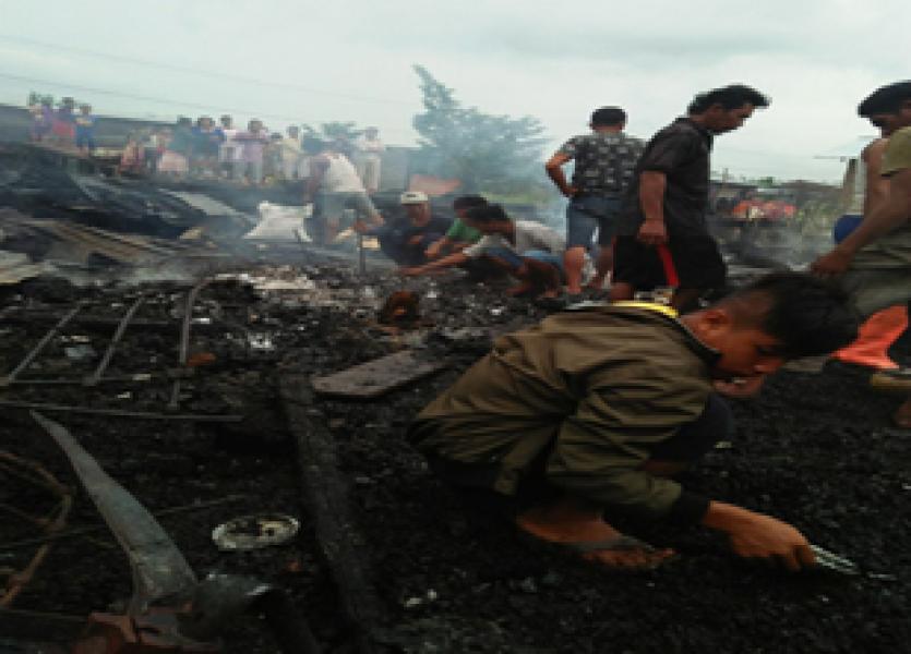 Diduga Korsleting, 1 Unit Rumah Warga Darussalam Rohil Ludes Terbakar