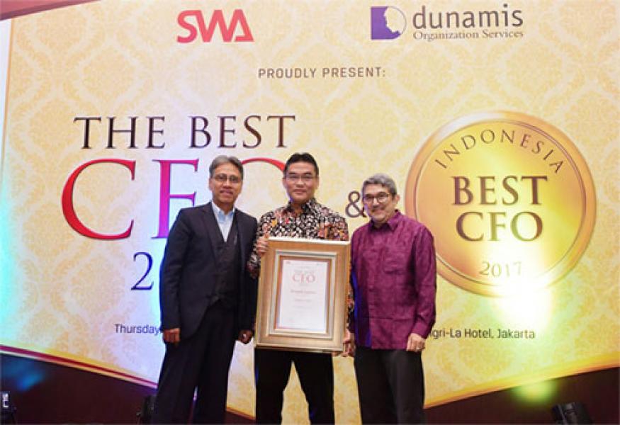 Dirut Bank Riau Kepri Irvandi Gustari Dinobatkan Sebagai The Best CEO 2017 Versi SWA