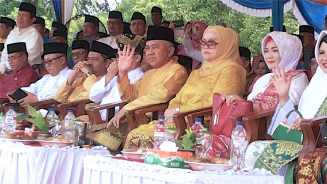 Gubri dan Istri Terpesona Saksikan Kemeriahan Pawai Taaruf dan Bazar MTQ ke-36 Provinsi Riau