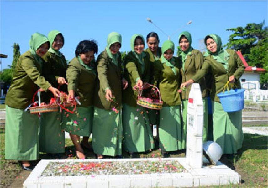 Hari Ibu Ke-89, Ketua Persit KCK Koorcab Rem 031 PD I/BB Ziarah Ke TMP Kusuma Dharma