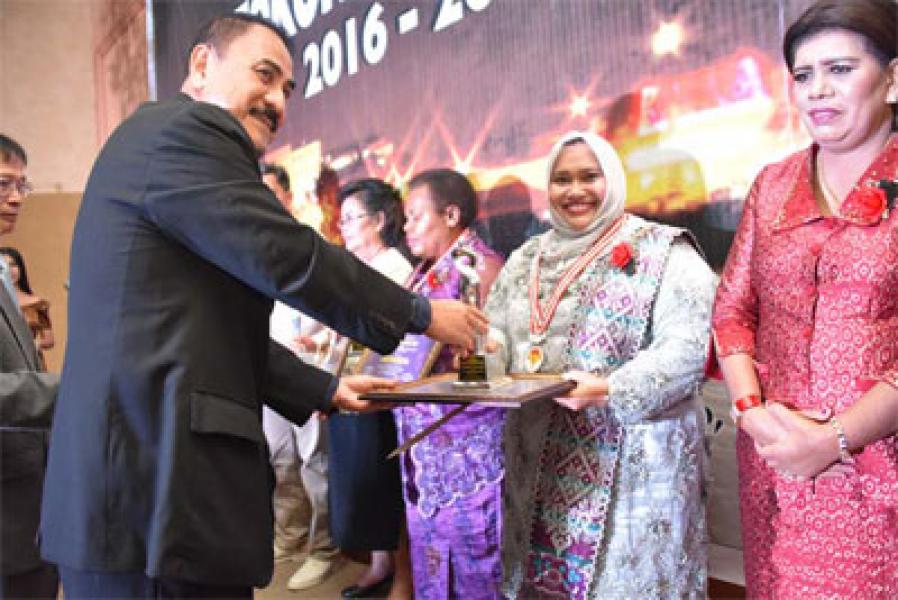 Kasmarni Amril Terima Penghargaan Citra Perempuan Penggerak Pembangunan