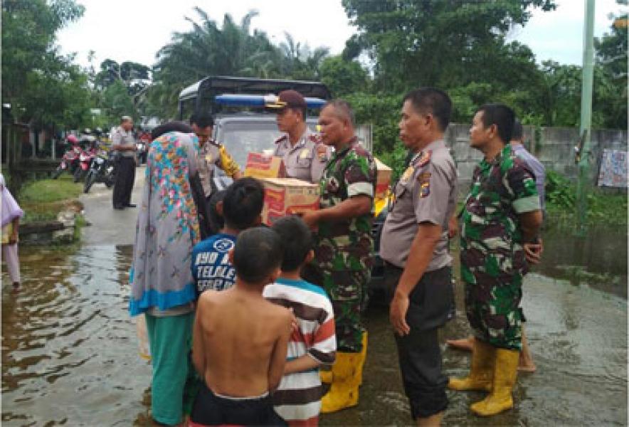 Koramil 01 Rumbai Serahkan Bantuan Korban Banjir di Pekanbaru