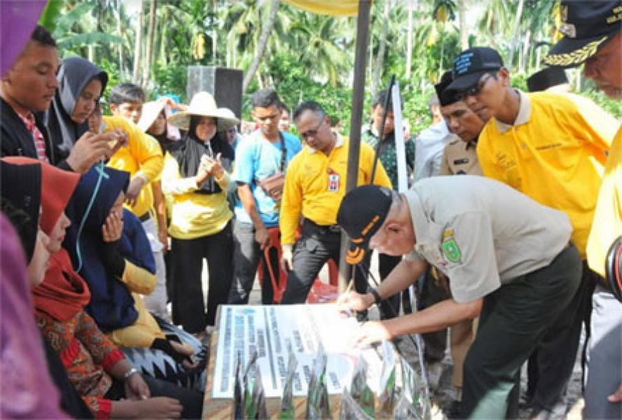 Kunker Ke Kepulauan Meranti, Gubri Serahkan Bibit Perkebunan dan RLH
