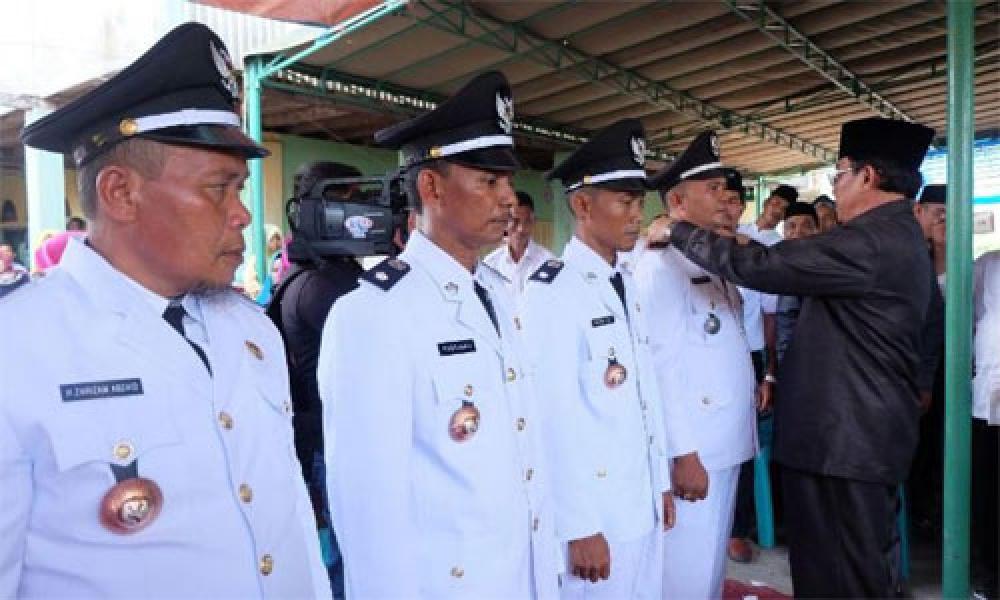 Lantik Empat Kades di Keritang, Bupati Wardan: Bangun Sinergitas