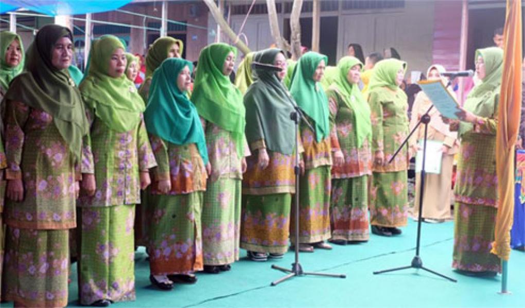 Lantik Pimpinan Muslimat NU Gaung, Ketua PC Inhil Serahkan Buku POAM