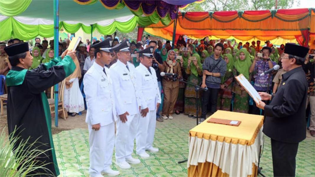 Lantik Tiga Kades di Kateman, Bupati Imbau Kades Aktif Mencari Peluang Sumber Pembiayaan