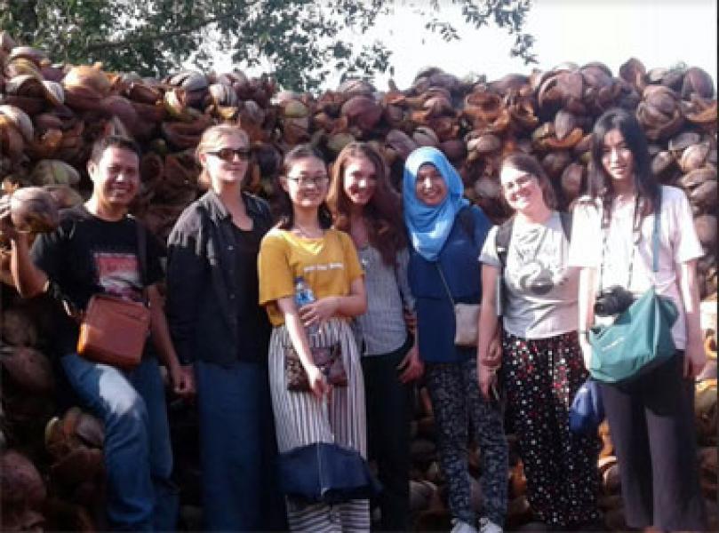 Lima Mahasiswa Swedia Kunjungi Inhil, Tinjau Pengelolaan Sabut Kelapa