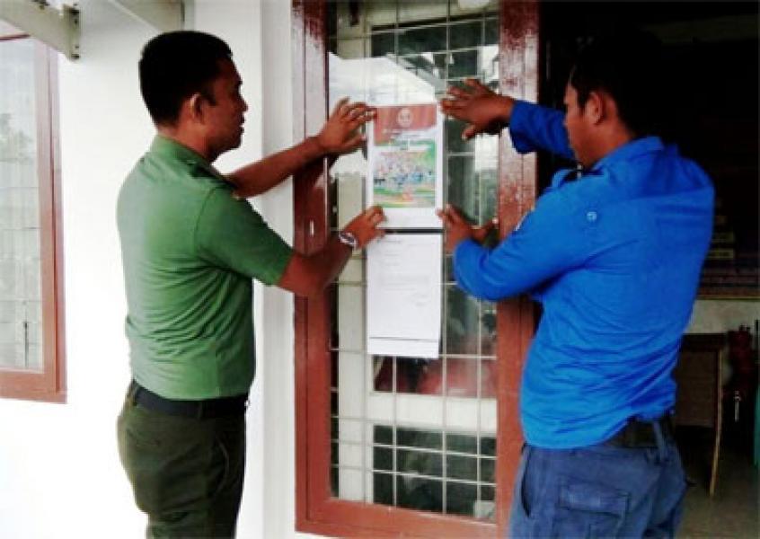 Menjelang HJK, Babinsa Koramil 02 Rambah Tempel Brosur Lari 10 K dan Jalan Santai  