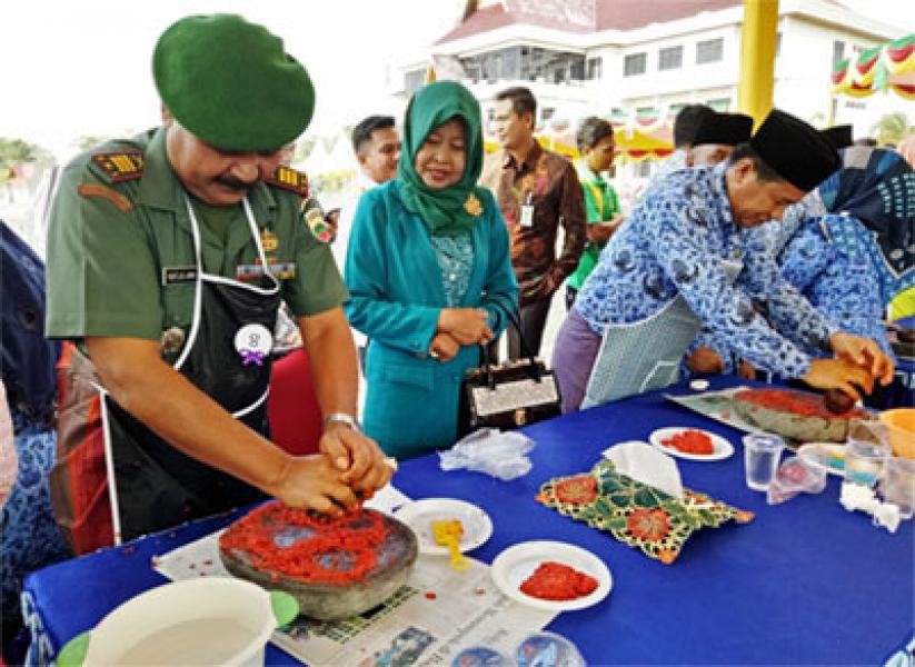 Meriahkan Peringatan Hari Ibu, Wadan Ramil 01/Bangkinang Ikuti Lomba Giling Cabe