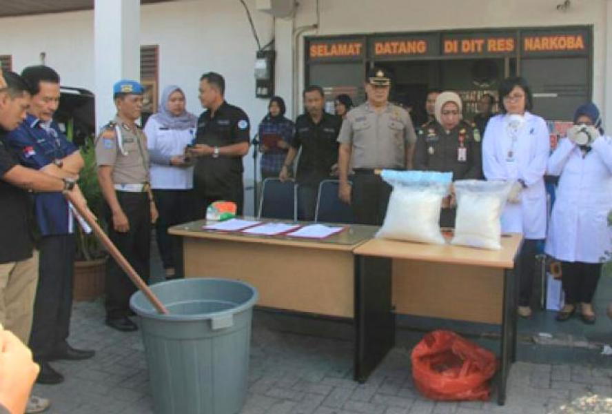 Polda Riau Musnahkan 17 Kg Sabu Jaringan Internasional
