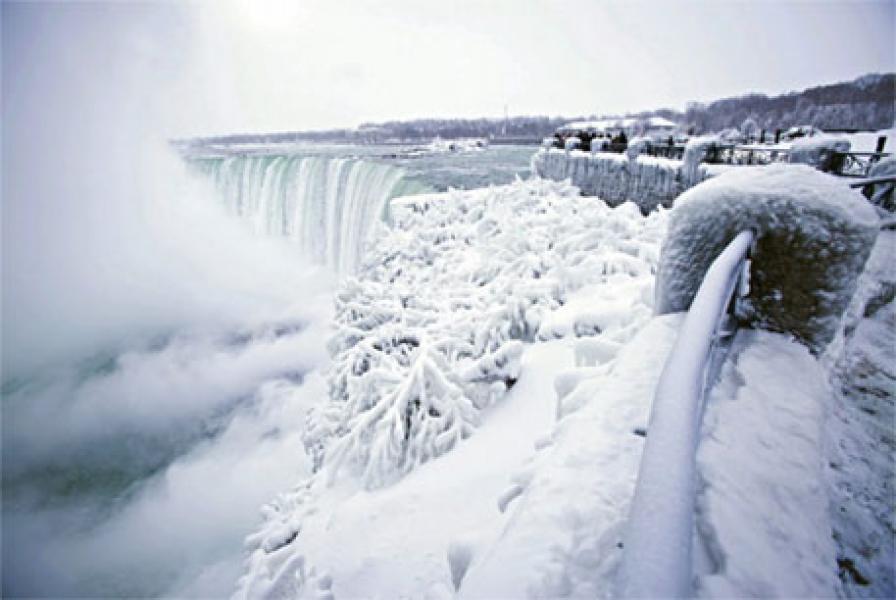 Suhu Mencapai Minus 28 Derajat Celsius, Niagara Membeku