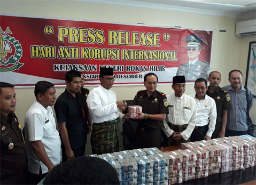 Syabas, 9 Miliar Hasil Sitaan Korupsi Kejari Rohil Dikembalikan ke Kas Daerah