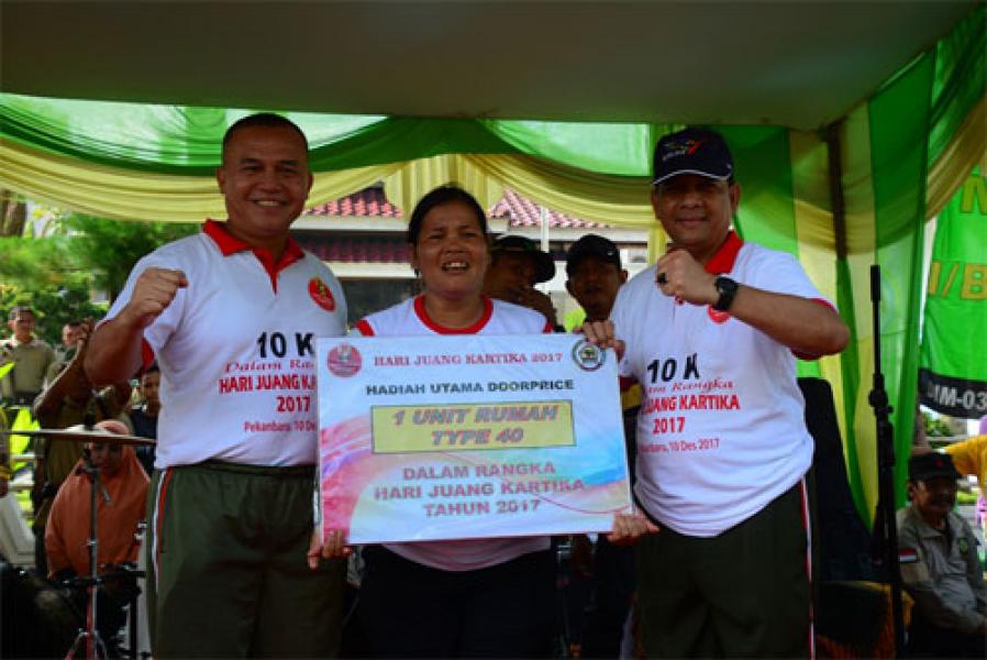 Tangis Betti Pecah, Kasdam I/BB Serahkan I Unit Rumah 