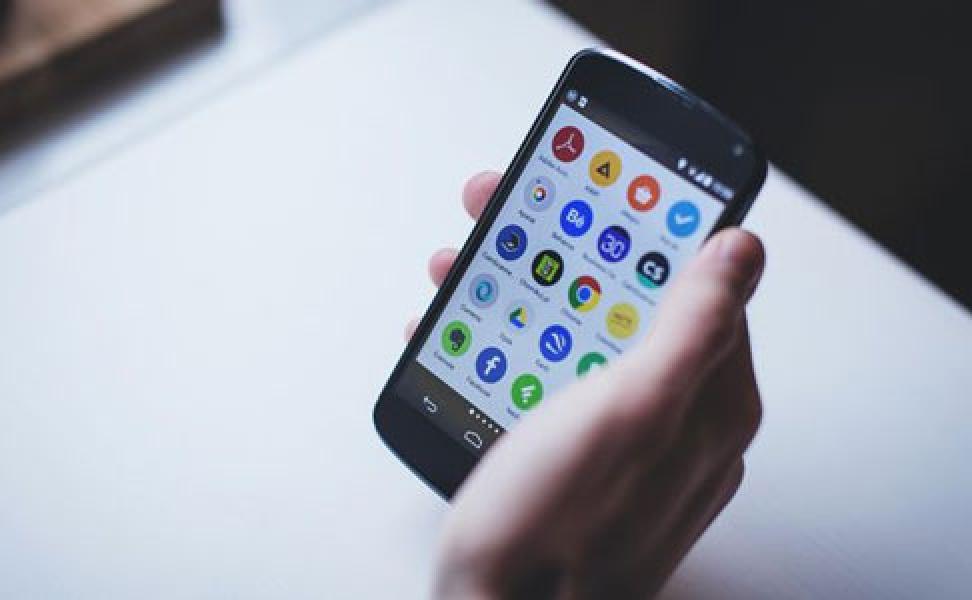 BRTI Bakal Awasi WhatsApp, LINE hingga Fintech