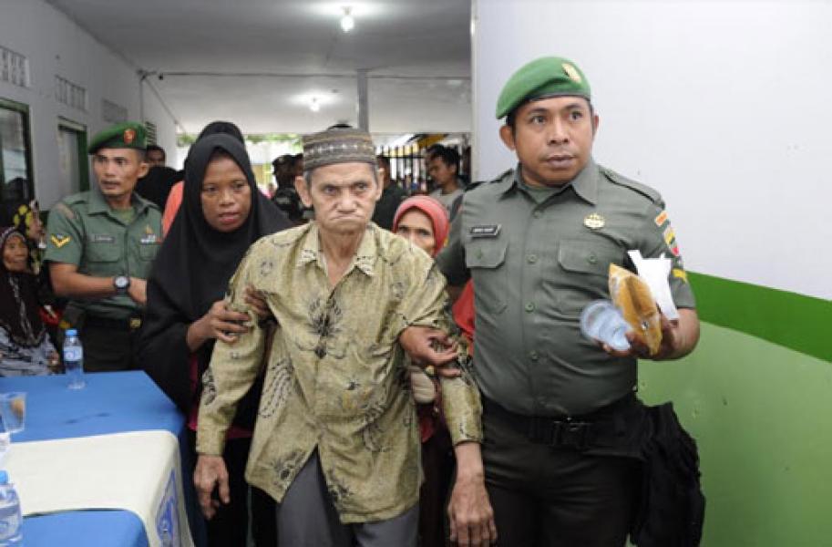 Bakti Sosial, Korem 031/WB Gelar Operasi Katarak Gratis
