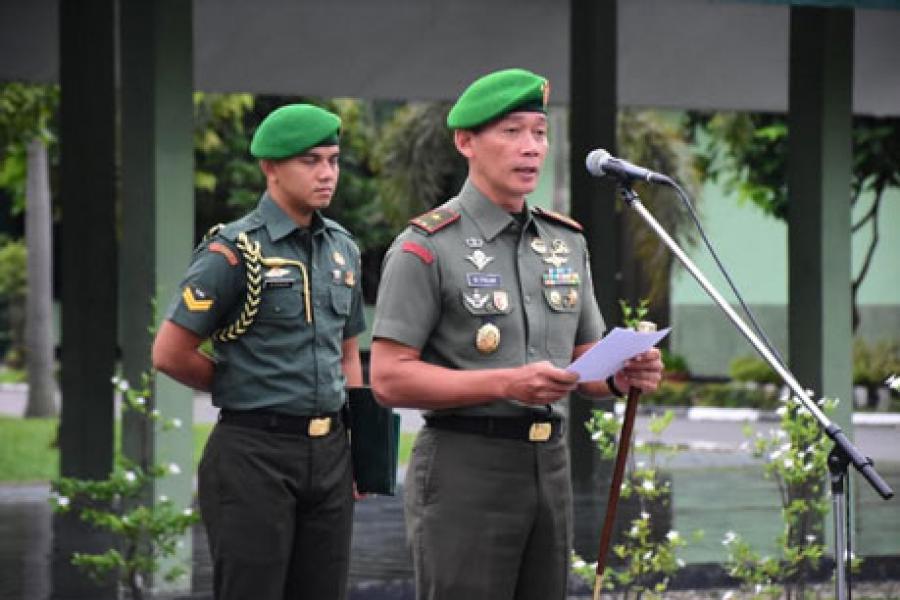 Brigjen TNI Mohammad Fadjar Berikan Jam Komandan Perdana kepada Prajurit dan PNS 031/WB