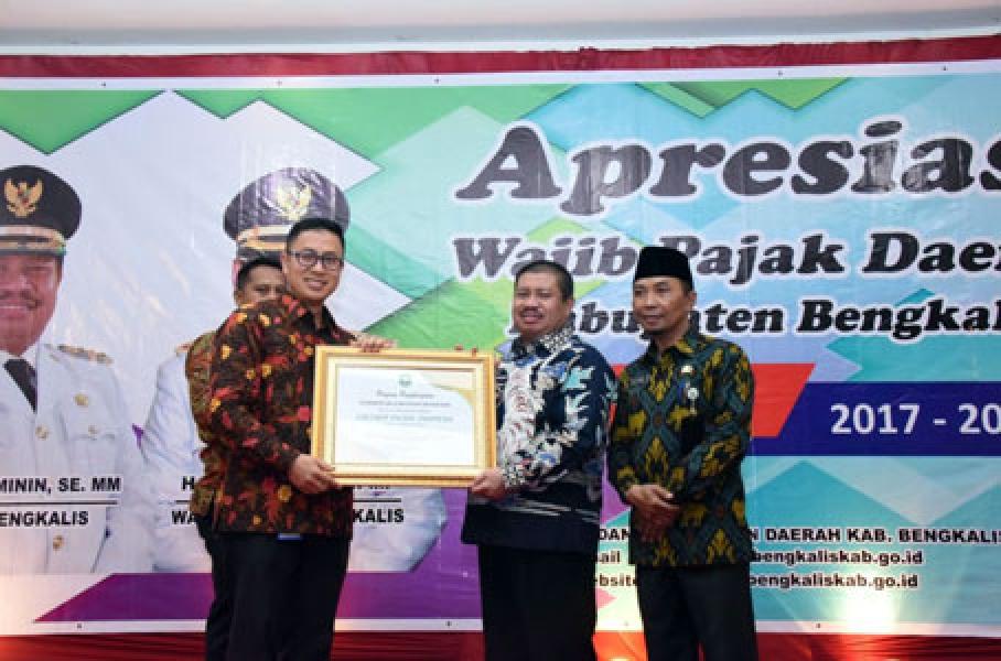 Bupati Bengkalis Serahkan 25 Penghargaan Wajib Pajak