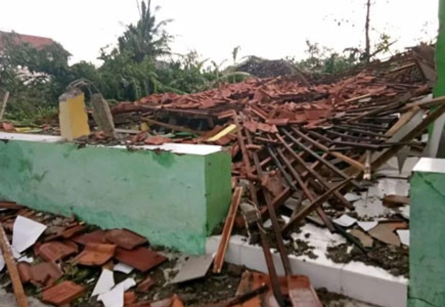Cirebon Diterjang Puting Beliung, 1 Orang Balita Tewas hingga 165 Bangunan Hancur