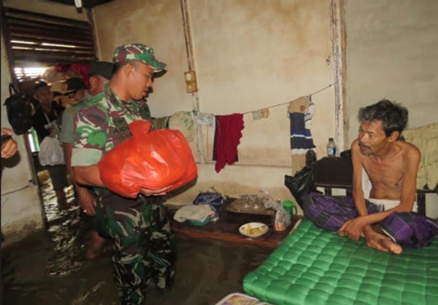 Dandim 0313/KPR Serahkan Bantuan Sembako Kepada Masyarakat korban banjir