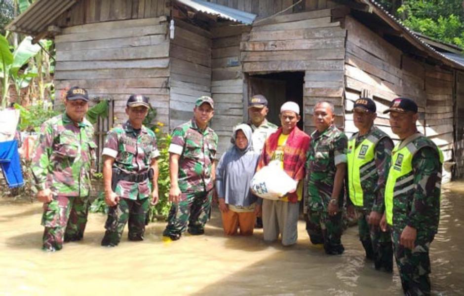 Dandim 0313/Kpr Bantu Korban Banjir Di Daerah Terisolir Siak Hulu