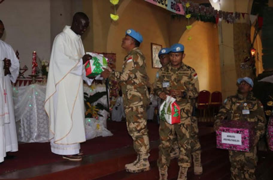 Dansatgas RDB Bagikan Bingkisan Natal di Gereja Christ Roi Republik Demokratik Kongo