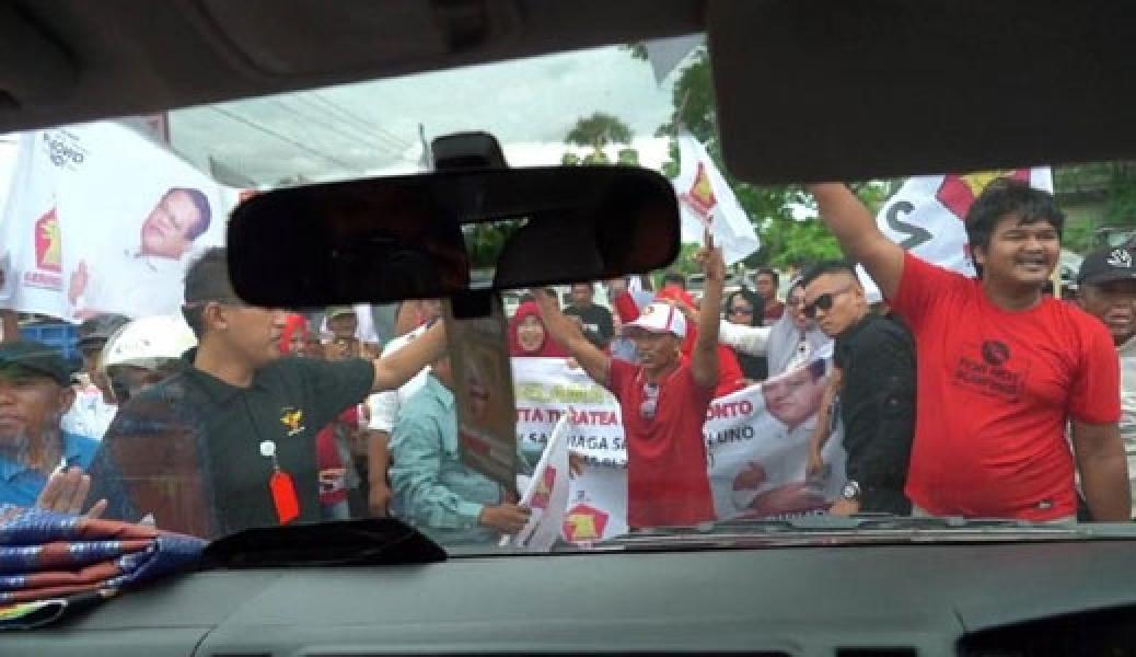 Dipaksa Turun dari Mobil, Massa Cegat Sandi Uno di Jeneponto