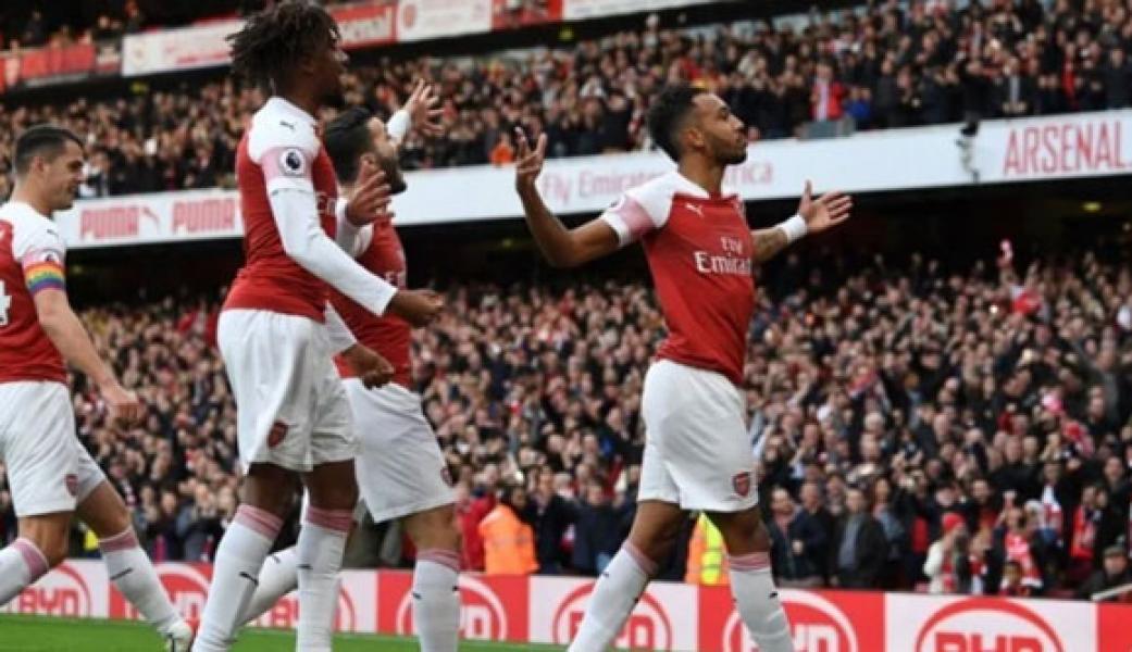 Fans Ditangkap Usai Lempar Kulit Pisang di Laga Arsenal Vs Tottenham