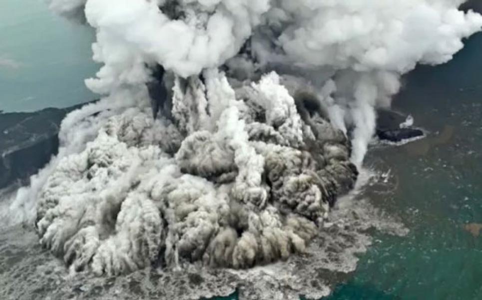 Gunung Anak Krakatau Tak Stabil, Pakar Peringatkan Potensi Tsunami Susulan