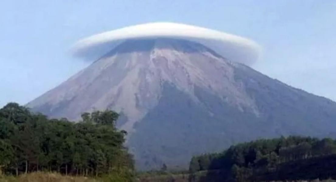 Indahnya Gunung Semeru �Bertopi Awan�, Ini Penjelasan BNPB