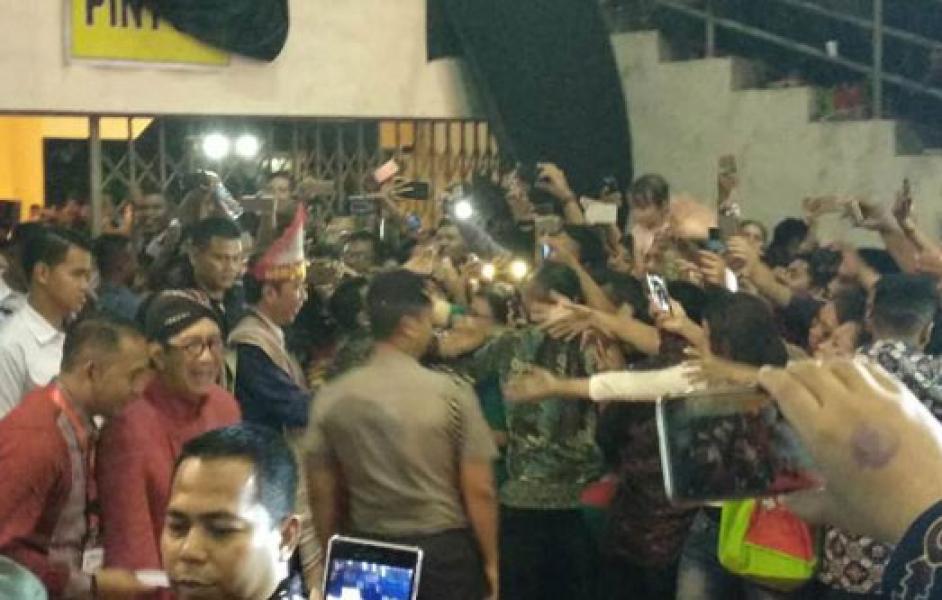 Jokowi Pakai Baju Adat Batak Hadiri Natal Nasional di Medan