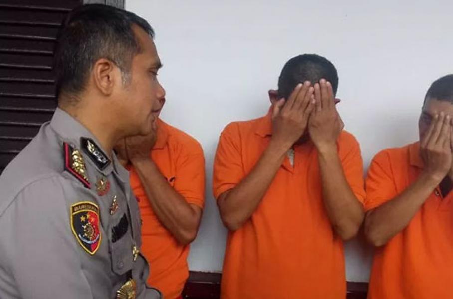 KASIHAN, Mantan Kades Menangis Saat Digelandang Polisi Akibat Korupsi Dana Desa