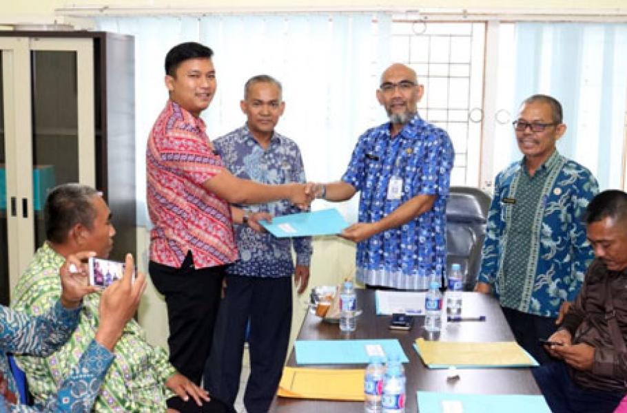 Kepala Diskominfotik Bengkalis Serahkan E-mail Sanapati Sebelas Kecamatan