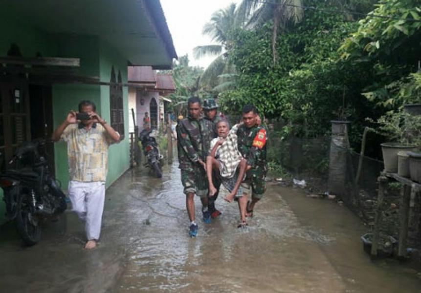 Kodim 0313/KPR Terjunkan Babinsa Evakuasi Lansia Korban Banjir di Kabupaten Kampar