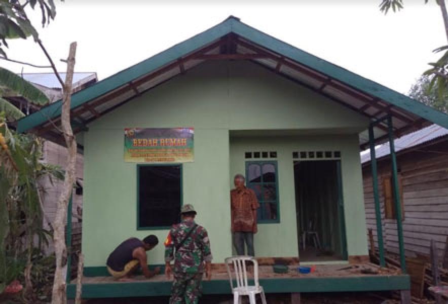 Kodim 0314/Inhil Bedah Rumah Warga Di Kelurahan Teluk Pinang