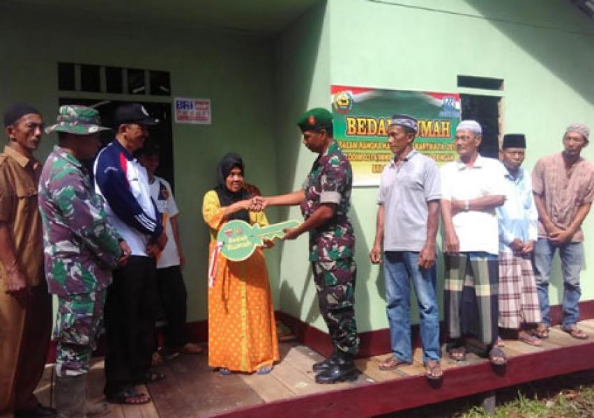 Kodim 0314/Inhil Tuntas Bedah Rumah, Ibu Amrah Pemilik Rumah Sangat Bersyukur