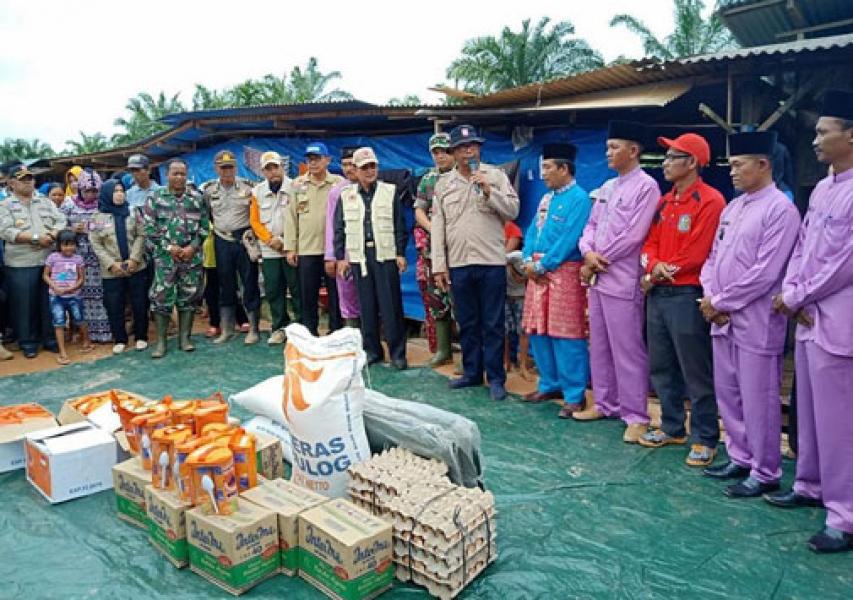 Pemkab Rohil Serahkan Bantuan Untuk Korban Banjir Di Pekaitan