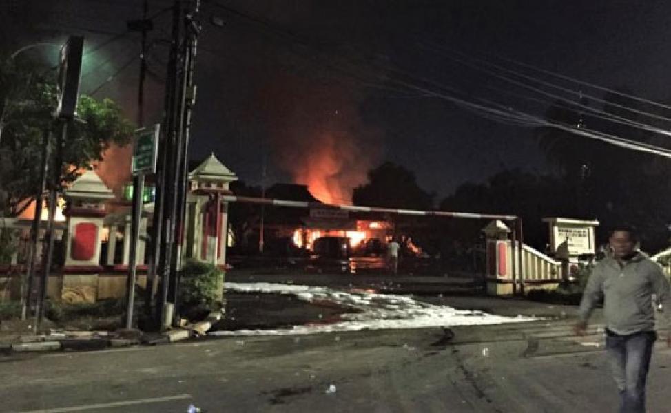 Polsek Ciracas, Jakarta Timur, Dibakar Sekelompok Massa