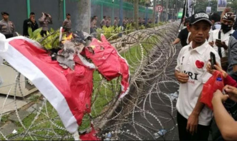 Sebelum Bubar, Massa PA 212 Bakar Bendera China