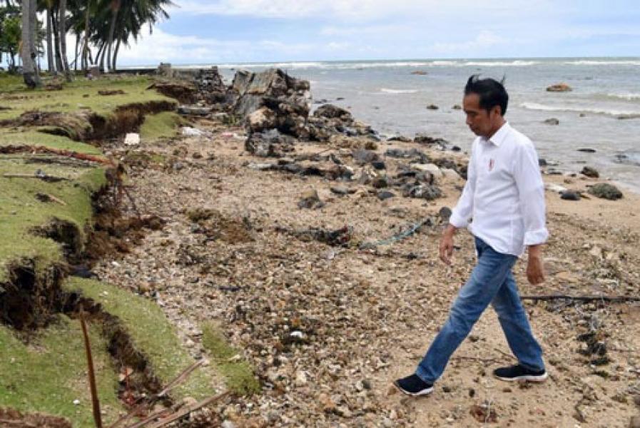 Timses Heran Foto Jokowi Sendirian di Lokasi Bencana Disebut Pencitraan
